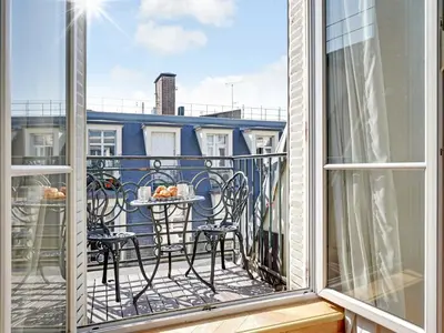 Balcon ou terrasse dans l'établissement Magnificent apartment -1BR-4P- Champs-Élysées
