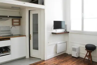 Cuisine ou kitchenette dans l'établissement Nice studio with Wifi near Montparnasse