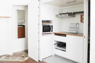 Cuisine ou kitchenette dans l'établissement Nice studio with Wifi near Montparnasse
