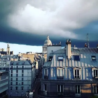 Vue générale sur Paris ou vue de la ville depuis l'appartement