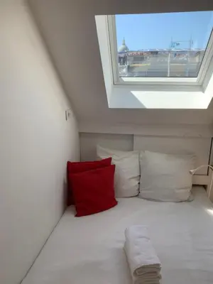 Un ou plusieurs lits dans un hébergement de l'établissement CENTRE PARIS Maubert Notre Dame Beau Studio calme lumineux salle de bains ascenseur climatisation