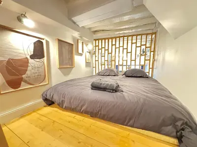 Un ou plusieurs lits dans un hébergement de l'établissement Impressionnists in Le Marais - Sauna & AC