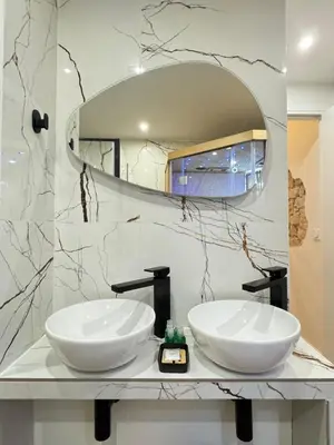 Salle de bains dans l'établissement Impressionnists in Le Marais - Sauna & AC