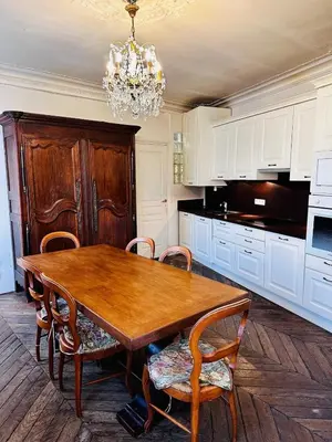 Cuisine ou kitchenette dans l'établissement Appartement de charme 3 pièces Paris Centre Marais