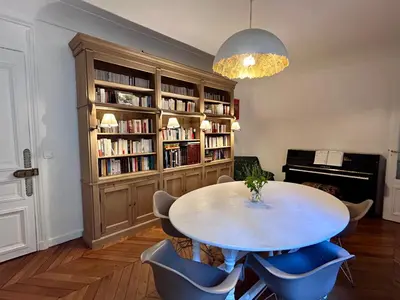 Bibliothèque dans l'appartement