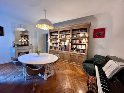 Bibliothèque dans l'appartement