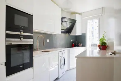 Cuisine ou kitchenette dans l'établissement Eiffel Tour - Lovely 2 bedrooms apartment