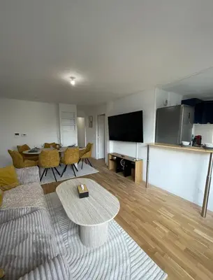 Télévision ou salle de divertissement dans l'établissement Superb 3 Bedroom near to Paris with Parking