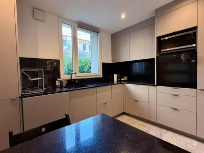 Cuisine ou kitchenette dans l'établissement Elegant & Spacious Apartment - Paris 20