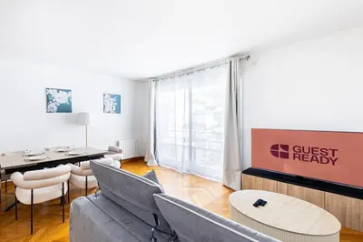Télévision ou salle de divertissement dans l'établissement GuestRaedy - Peaceful Parisian Escape