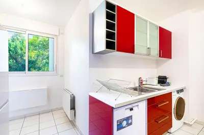 Cuisine ou kitchenette dans l'établissement GuestRaedy - Peaceful Parisian Escape