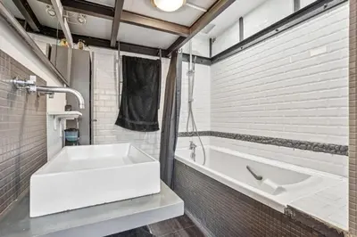 Salle de bains dans l'établissement Loft Parisien pour 4 personnes