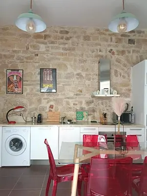 Cuisine ou kitchenette dans l'établissement Maison typique parisienne