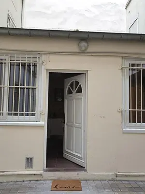 Façade ou entrée de l'établissement Maison typique parisienne