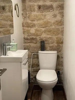 Salle de bains dans l'établissement Maison typique parisienne
