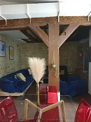 Coin salon dans l'établissement Maison typique parisienne