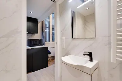 Salle de bains dans l'établissement studio Belleville