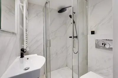 Salle de bains dans l'établissement studio Belleville