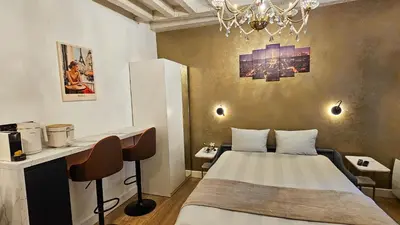Un ou plusieurs lits dans un hébergement de l'établissement Paris Pantheon Arev Dans le quartier de Emily in Paris 75005