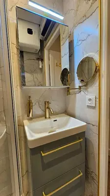 Salle de bains dans l'établissement Paris Pantheon Arev Dans le quartier de Emily in Paris 75005