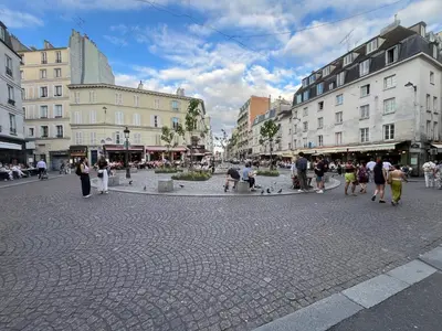 Clients de l'établissement Paris Pantheon Arev Dans le quartier de Emily in Paris 75005