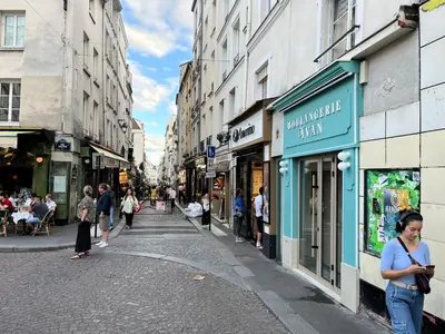 Clients de l'établissement Paris Pantheon Arev Dans le quartier de Emily in Paris 75005