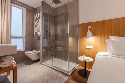 Salle de bains dans l'établissement 9Hotel Republique