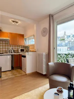 Cuisine ou kitchenette dans l'établissement Stylish Studio w Balcony in 16th - Eiffel Tower