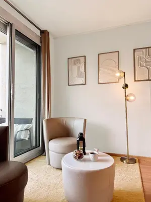 Coin salon dans l'établissement Stylish Studio w Balcony in 16th - Eiffel Tower