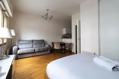 Un ou plusieurs lits dans un hébergement de l'établissement 2-Person Apartment Near Beaugrenelle - III