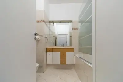 Salle de bains dans l'établissement 2-Person Apartment Near Beaugrenelle - III
