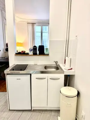 Cuisine ou kitchenette dans l'établissement Arc de Triomphe 5 minutes away by walk