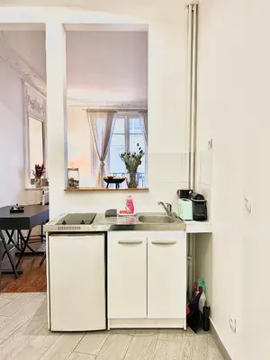 Cuisine ou kitchenette dans l'établissement Arc de Triomphe 5 minutes away by walk