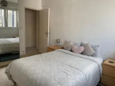 Un ou plusieurs lits dans un hébergement de l'établissement Appartement 3 pièces confortable bien situé à La Défense, proche des transports, de paris et de l'arena