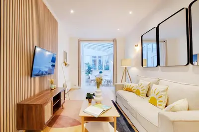 Télévision ou salle de divertissement dans l'établissement Pick a Flat's Apartment in le Marais - Rue Vieille du Temple