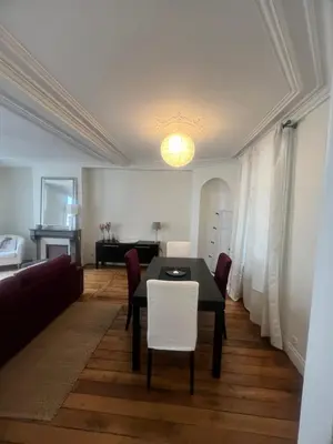 Coin salon dans l'établissement rue Cambacérès 75008