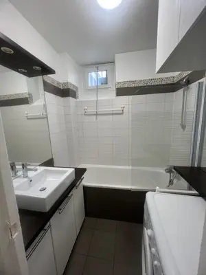 Salle de bains dans l'établissement rue Cambacérès 75008