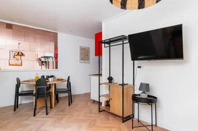 Télévision ou salle de divertissement dans l'établissement Charmant 2 pieces Paris 18 - Proche Montmartre