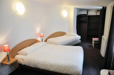Un ou plusieurs lits dans un hébergement de l'établissement Hotel de la Tour