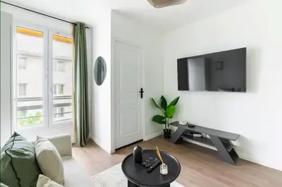 Télévision ou salle de divertissement dans l'établissement Vignoles Nation Charming Cosy Studio
