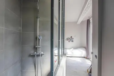 Salle de bains dans l'établissement Appartement chic près de l'Arc de Triomphe