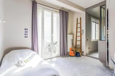 Un ou plusieurs lits dans un hébergement de l'établissement Appartement chic près de l'Arc de Triomphe