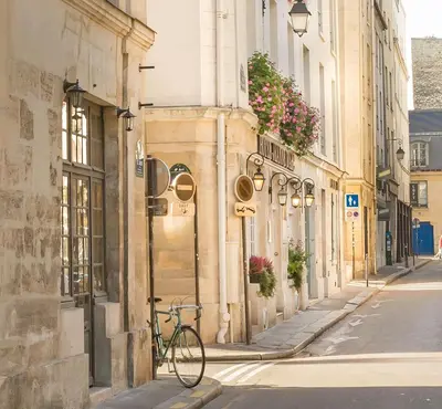 Vélo sur le terrain de l'établissement Hôtel Jeanne d'Arc Le Marais ou dans les environs