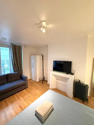 Télévision ou salle de divertissement dans l'établissement Appartement Rodier Montmartre Paris