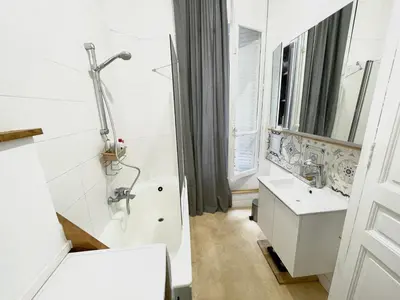 Salle de bains dans l'établissement Magnific appartment near Arc de Triomphe