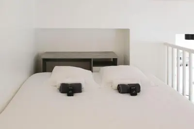Un ou plusieurs lits dans un hébergement de l'établissement Appartement lumineux avec mezzanine à Asnières