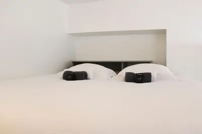 Un ou plusieurs lits dans un hébergement de l'établissement Appartement lumineux avec mezzanine à Asnières