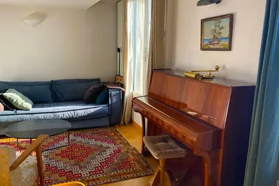 Coin salon dans l'établissement Pleasant studio with terrace in Belleville