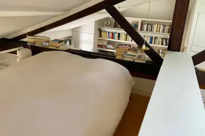 Bibliothèque dans l'appartement