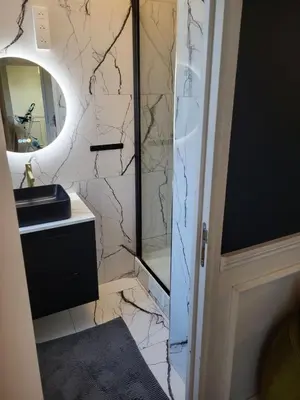 Salle de bains dans l'établissement Beau 2 pièce, tout équipé et calme
